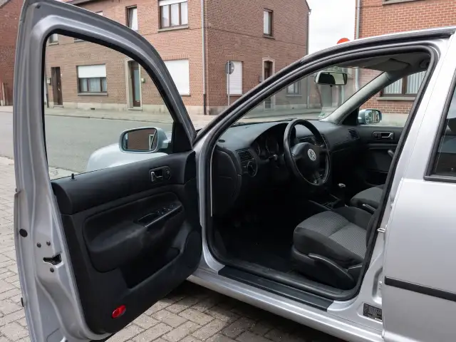 Coche abierto sin rayar por Cerrajero KeySevilla en Triana, Sevilla