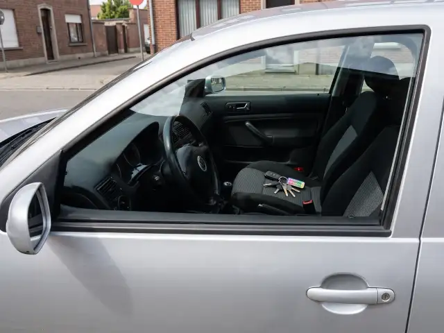 Coche cerrado con las llaves dentro en una calle de Triana, Sevilla, antes de la apertura